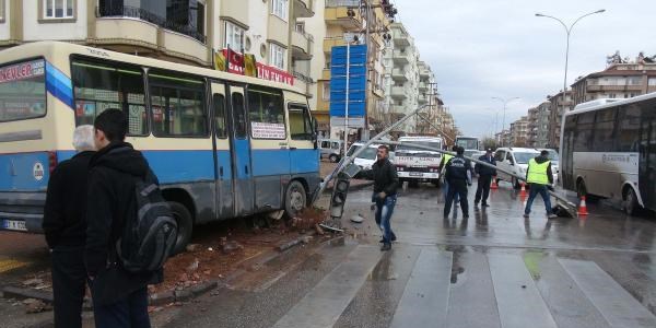 Gaziantep'te yolcu minibüsü otomobile çarptı