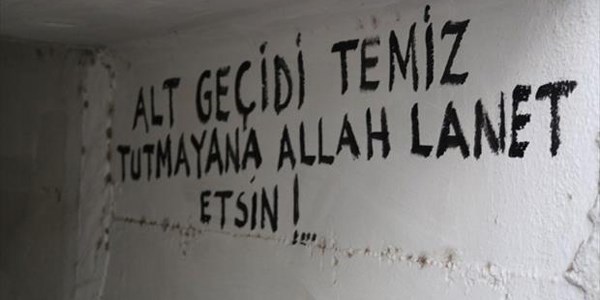 Altgeçit sorununa duvar yazılı tepki
