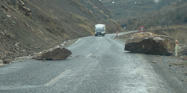 Hakkari-Çukurca Karayolunda kaya tehlikesi