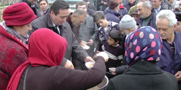Belediye Başkan Adayı Yanmaz, 3 bin kişiye eşi ile birlikte aşure dağıttı