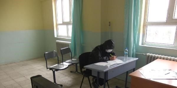 Lösemi hastası öğrenci, özel sınıfta sınava girdi