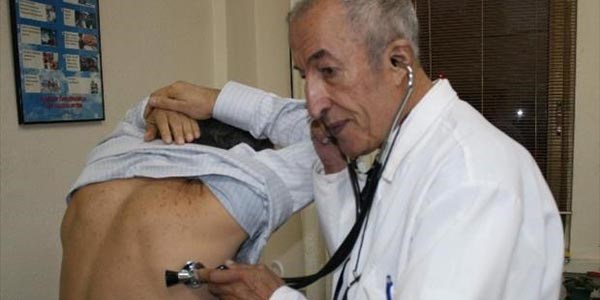 �erafettin Doktor bir yandan �ifa da��t�yor, �te yandan �l�m� bekliyor