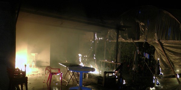 Sera ve evi alev alev yanan �ift g�zya�lar�na bo�uldu