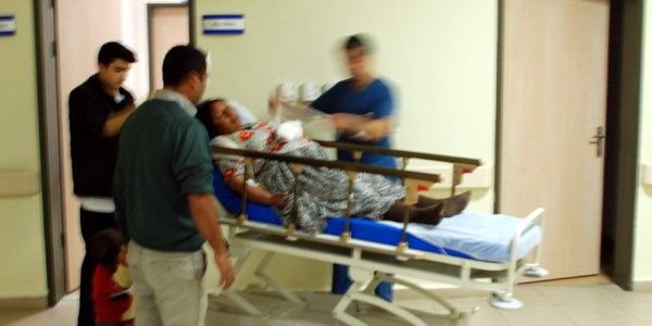 Minib�sle otomobil �arp��t�: 4 yaral�