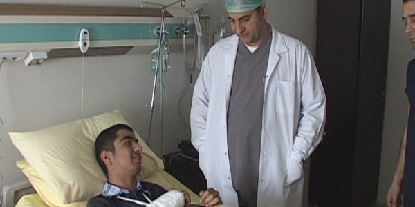 Kolu k�r�lan gen� kaleci ameliyat edildi