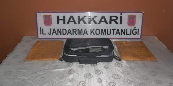Bilgisayar çantasından eroin çıktı