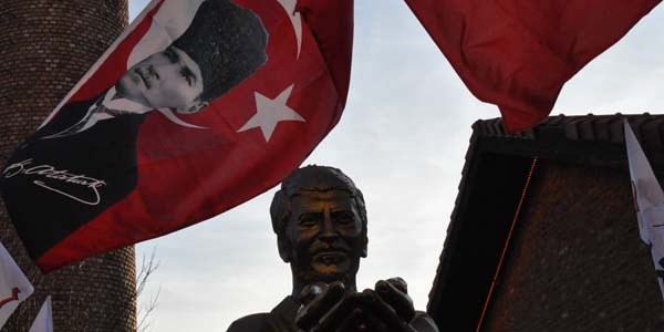 Ali İsmail'in heykeli yoğun katılımla açıldı