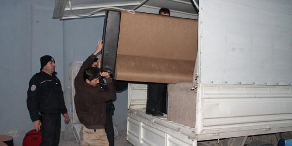 Kanepe'nin altından kaçak sigara çıktı