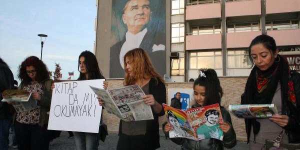 ÇOMÜ'deki soruşturmalara karikatür okuyarak tepki