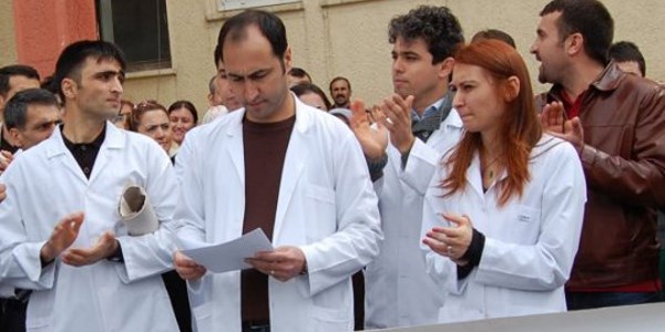 Doktorlar 'tam gn' yasasn protesto etti