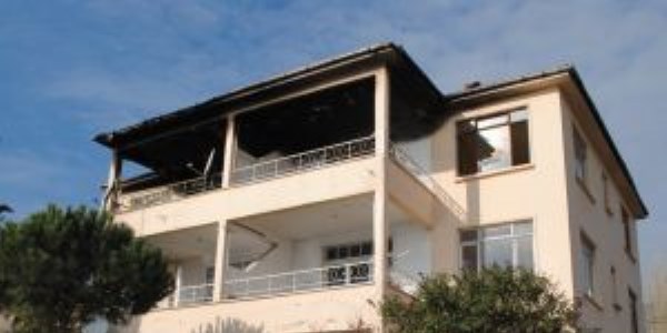 Yanan evden iki ceset çıktı