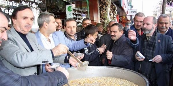Başkan Özgen Keskin aşure dağıttı