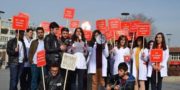 ERÜ tıp öğrencileri AIDS'e karşı yürüdü