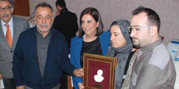 Ali İsmail Korkmaz'ın lületaşından yapılan minyatür büstü annesine verildi