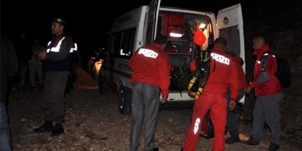 Bey�ehir'de otomobil tarlaya u�tu: 4 yaral�