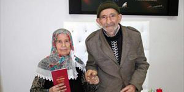 Yaşlı çift, mutluluğu birbirlerinde buldu