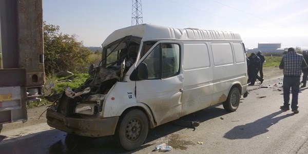 Dinamit yüklü minibüs Tır'a çarptı