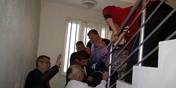 200 kiloluk kadın hastaneye götürülürken düşürüldü