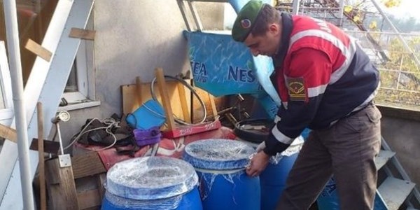 Evlerinin terasını kaçak içki imalathanesine çevirdiler