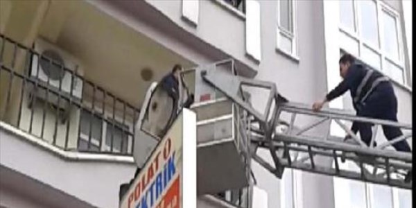 Balkondan bakarken alt kattaki balkona d��t�