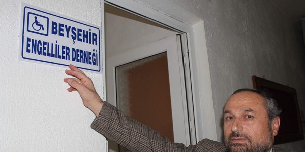 Sakatlar yerine 'engelliler' derne�i oldu