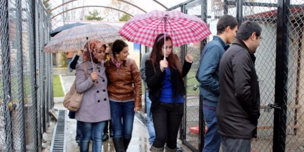 Gençler hayvanat bahçesini ziyaret etti