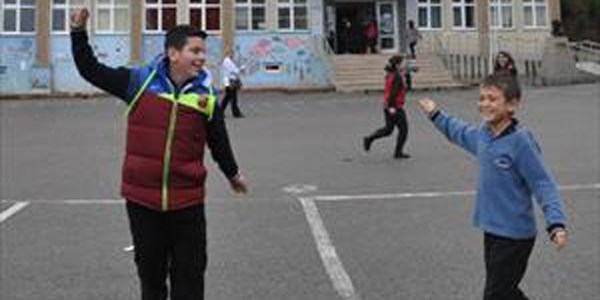 Fidayda müziği eşliğinde derse girip çıkıyorlar