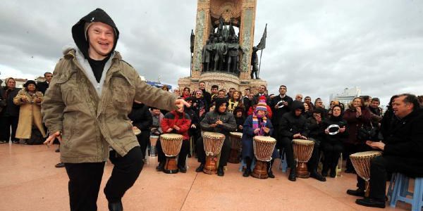 Taksim'de engelliler gününde performasyon