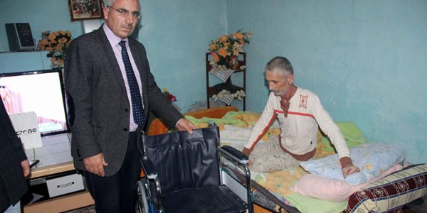 Suehri'nde engelli bir vatandaa, engelli sandalyesi verildi