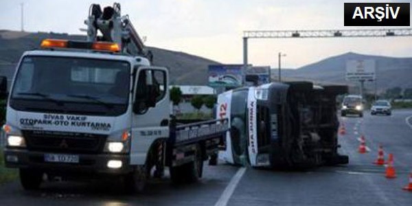 Yaralı taşıyan ambulans kaza yaptı: 4 yaralı