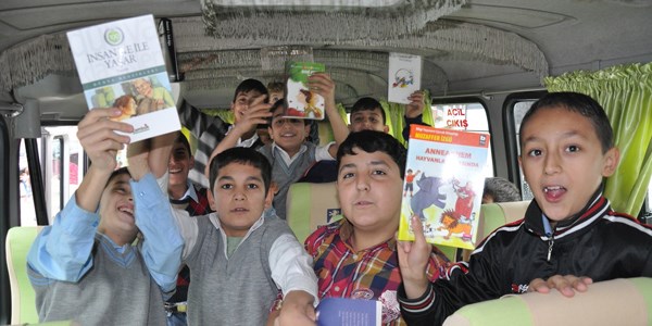 Öğrenciler okula gidip gelirken kitap okuyacak