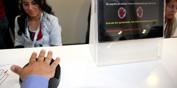 Avuç içi kimlik doğrulama sistemine uyum tam