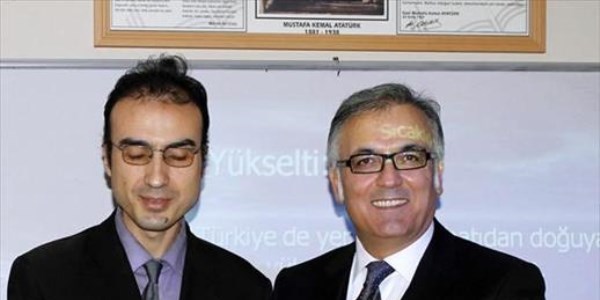 İnegöl Kaymakamı görme engelli öğretmeni sınıfta ziyaret etti