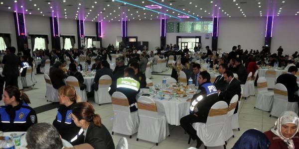 Diyarbak�r Emniyet M�d�r�'nden engellilere yemek