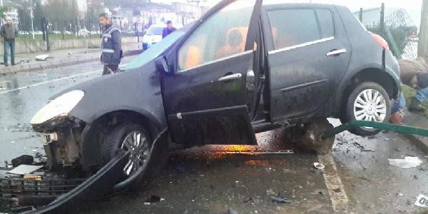 Dalgalardan ka�an otomobil kar�� �erite ge�ti: 2 �l�, 3 yaral�