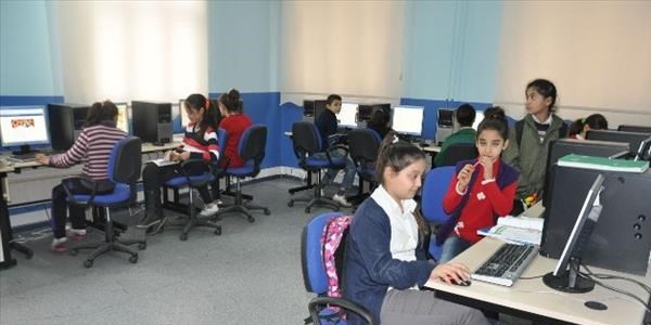 Lise mezunu kızlara sertifikalı bilgisayar kursu