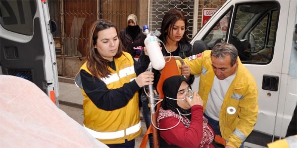 Gen� k�z�n kom�uya mesaj� ailesini �l�mden kurtard�