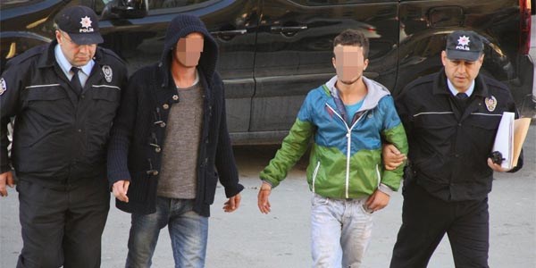 Polisinin silahını almaya çalışan genç tutuklandı