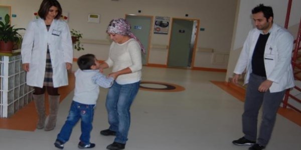Umut Can, 7 yaşında adım atmaya başladı