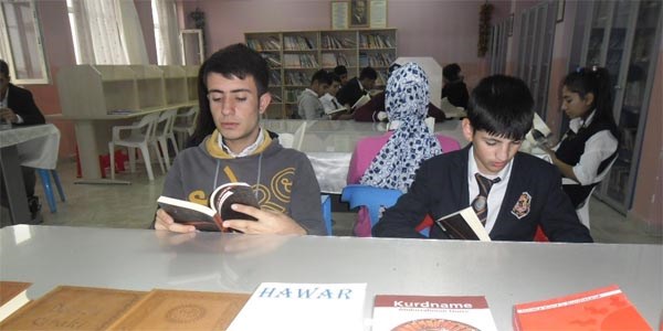 Lisede Kürtçe kütüphane açıldı