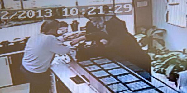 Almak i�in inceledikleri alt�n bilezi�i �ald�lar