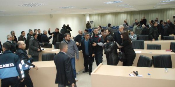 Kad�n belediye meclis �yesini d�vd�ler