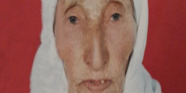 Ya�l� kad�n, buz tutan merdivenden d��erek hayat�n� kaybetti