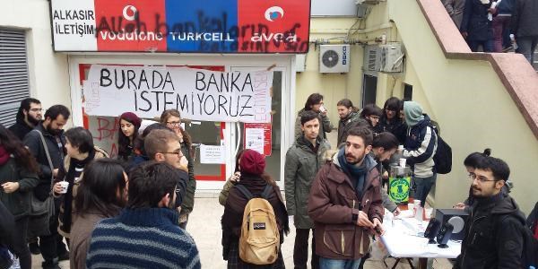 Öğrencilerden 'banka istemiyoruz' eylemi