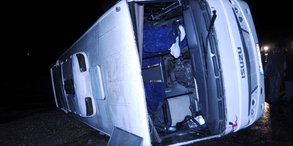 İşçileri taşıyan midibüs yan yattı: 11 yaralı