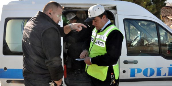 Kemer takmayan sürücü polisi terletti
