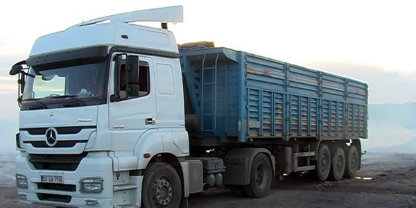 Tır, atık boşaltıldığı sırada alev aldı