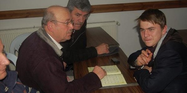 Lapseki'de yatsı namazından sonra Kur'an dersleri veriliyor
