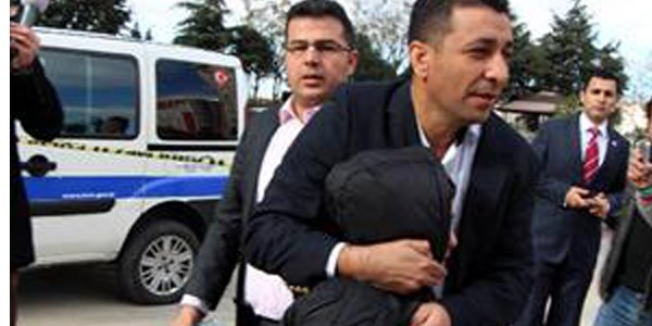Öğrencisinin evinin yandığını duyunca dersi yarıda kesip yardıma koştu