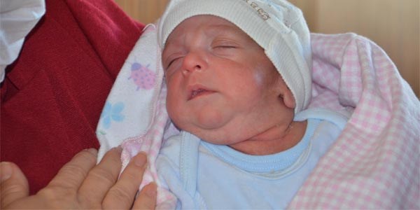 Ailesi taraf�ndan kabul edilmeyen bebe�e devlet sahip ��kt�